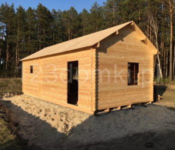 drewniany domek z antresolą